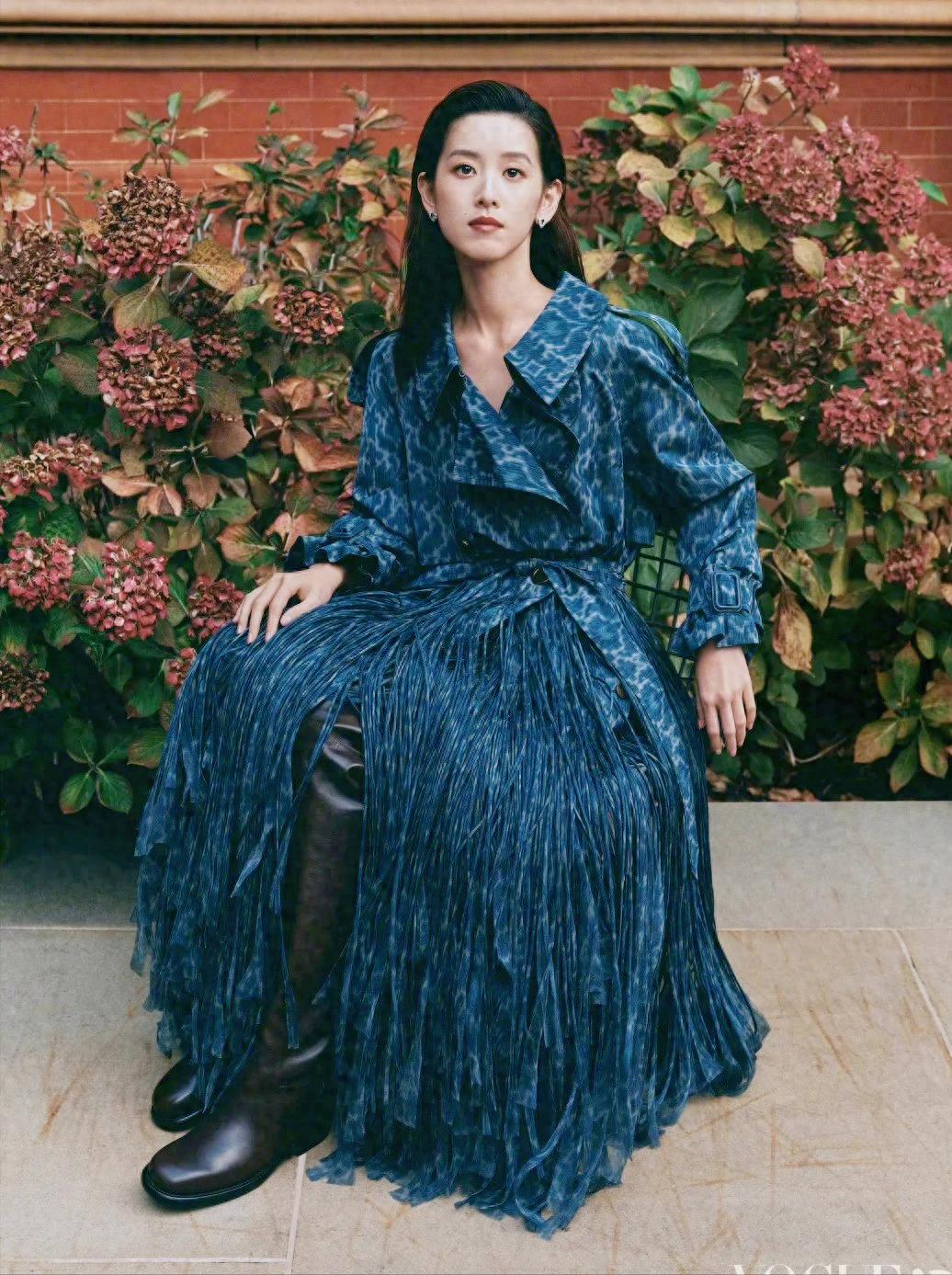 章泽天彻底不装了！官宣新身份上杂志封面，太成熟撞脸刘亦菲妈妈