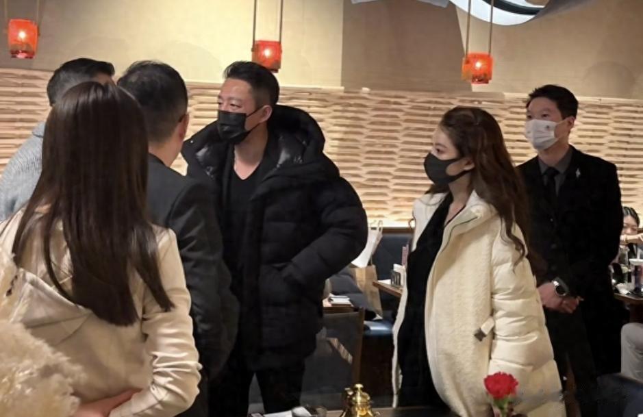 马筱梅挺孕肚露面,与汪小菲视察门店,一个举动暴露婚后真实状态