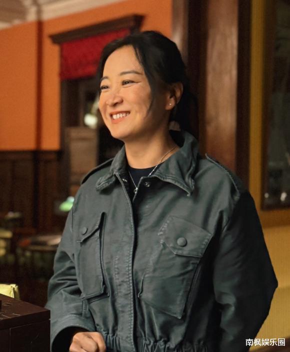 贾玲最近杀疯了！素颜状态，耀眼自信，变的是面相不变的是笑容