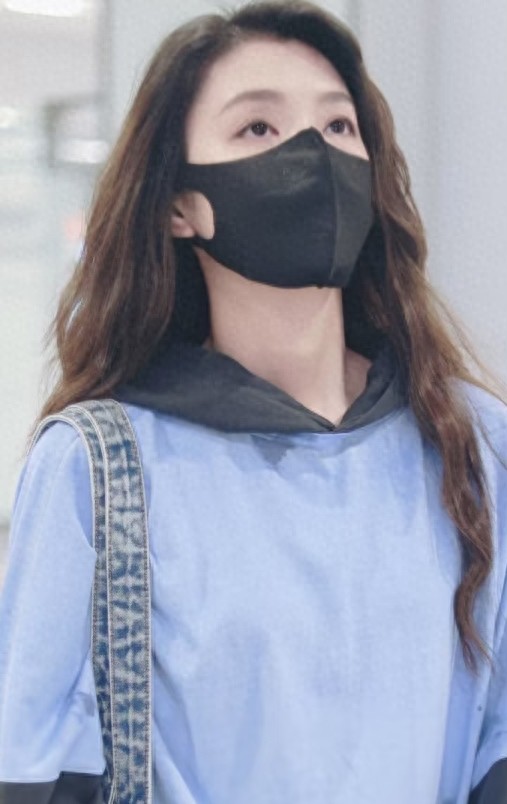 李云霄现身机场，蓝黑撞色卫衣配牛仔裤，长微卷发随性又时尚