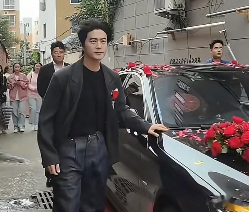 明星陆虎送亲妹出嫁，土路铺红地毯酒席简陋，妻子头发不梳穿睡衣