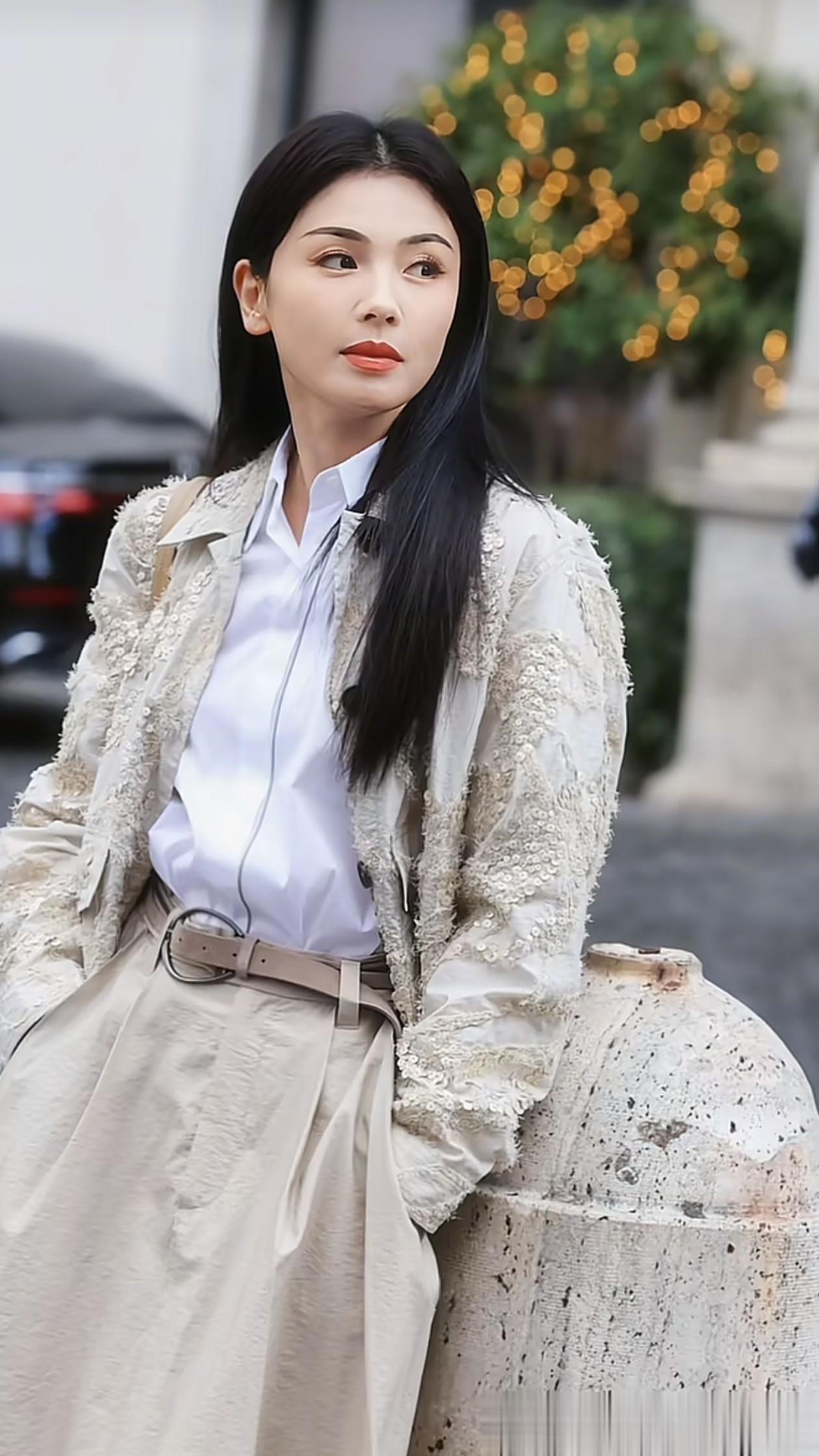 47岁刘涛街头穿搭：黑长直+开衫+半身裙，减龄又高级，嫩得像27岁