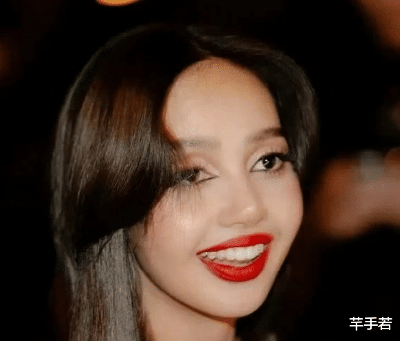 多位网友偶遇Lisa与三公子逛街，就在巴黎街头，两人或将共度圣诞