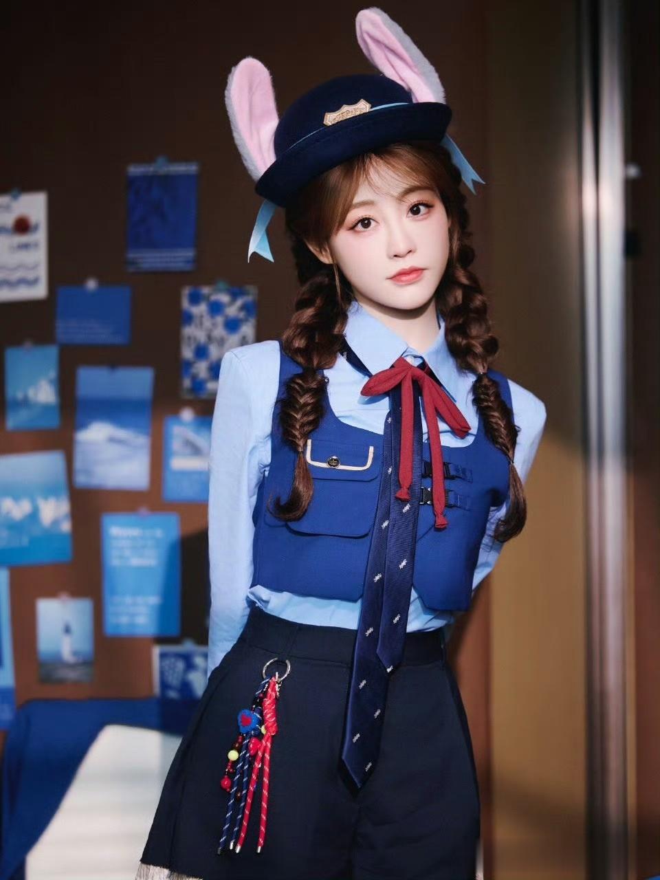 祝绪丹穿蓝制服搭兔耳帽，俏皮又灵动超吸睛