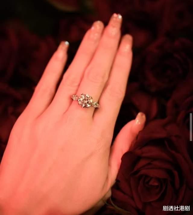 幸福新娘！40亿海产大王千金获男友求婚成功，晒巨钻感动到眼湿湿