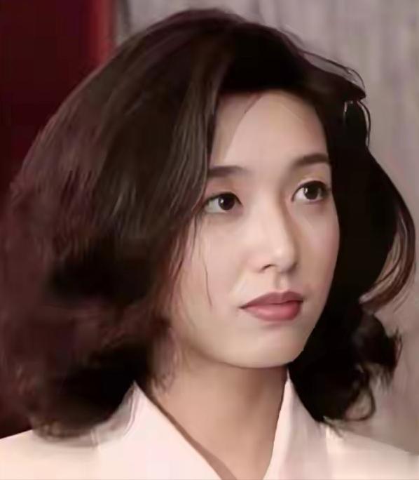 和王志文传绯闻，与靳东同居5年的她，为何转头嫁给二婚的田小洁