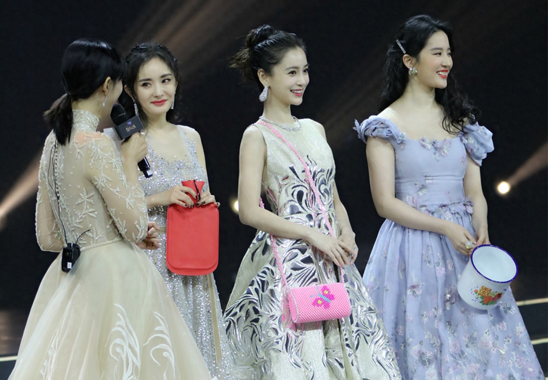 离的离，散的散！反倒是一直被嘲38岁还没人要的她，活得最潇洒！