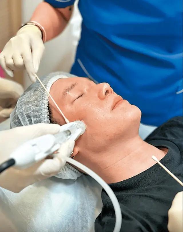 TVB男星大方承认整容,脸上三处微调令五官更立体:每个人希望变靓