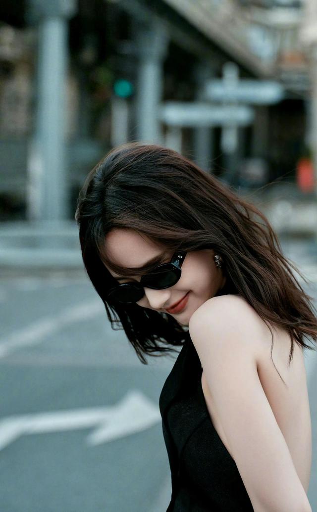 李一桐露背裙，又美又酷