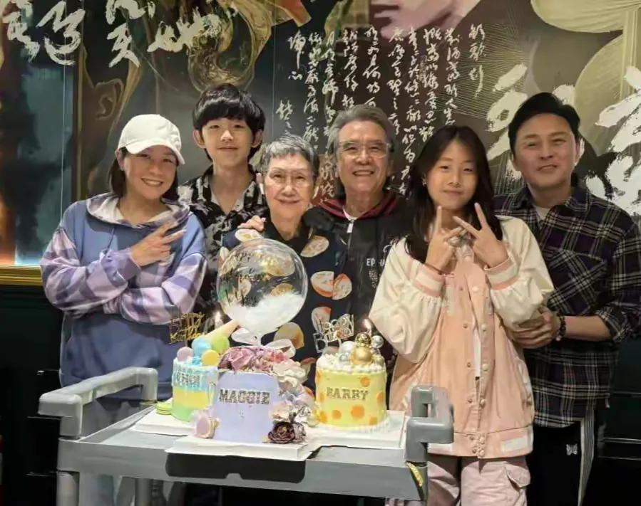 67岁尔冬升回港带娃，9岁Teresa比心好可爱，神似78岁伯父姜大卫