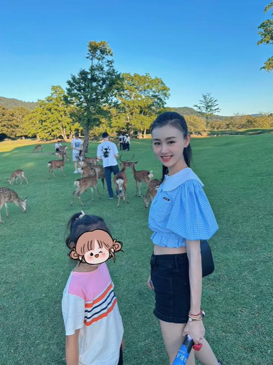 范志毅一家法国度假，小17岁妻子打扮洋气似明星，他站身旁像保镖