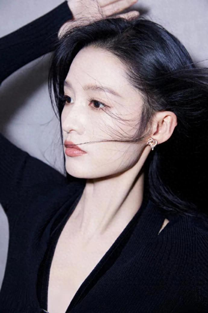 荧幕女神与沙滩女孩:李沁的“两副面孔”揭示了什么真相?