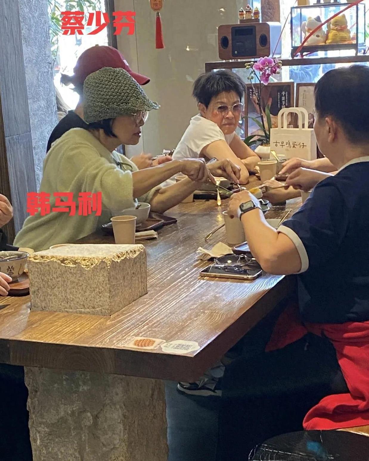 蔡少芬珠海街头暴晒逛街，排队抢鸡蛋仔，老板狂赞人美心更甜