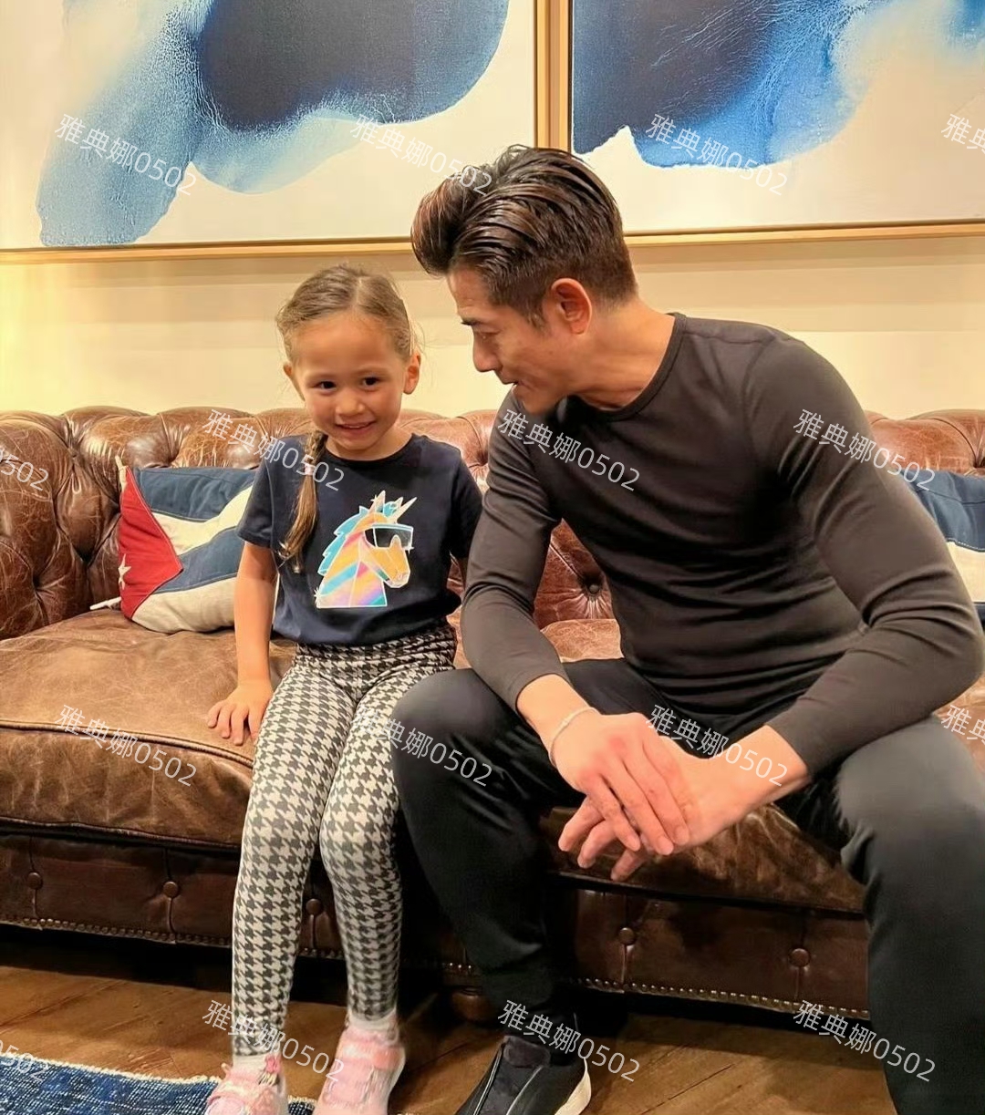 郭富城家居照曝光，即便穿黑色秋衣也难掩好身材，笑容明媚又年轻