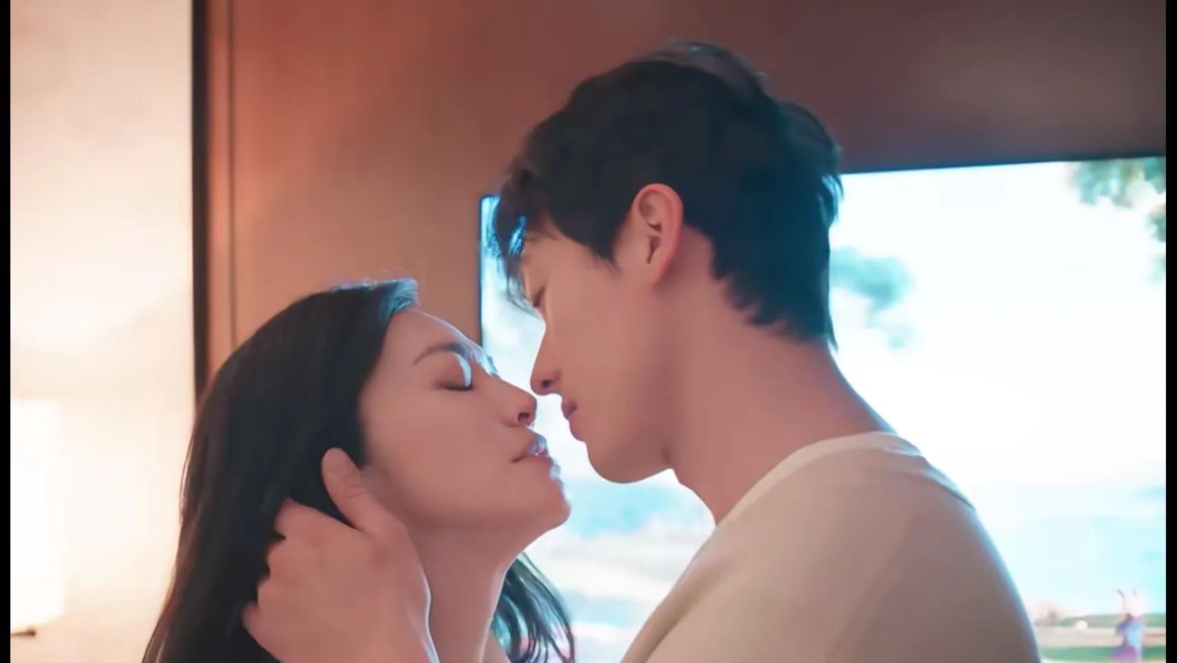 同演“老牛吃嫩草”，把45岁姚晨与38岁刘亦菲放一起看差别出来了