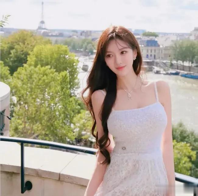 叶柯自曝十一假期去做了肚子，称脸长的不好看，身材来凑！