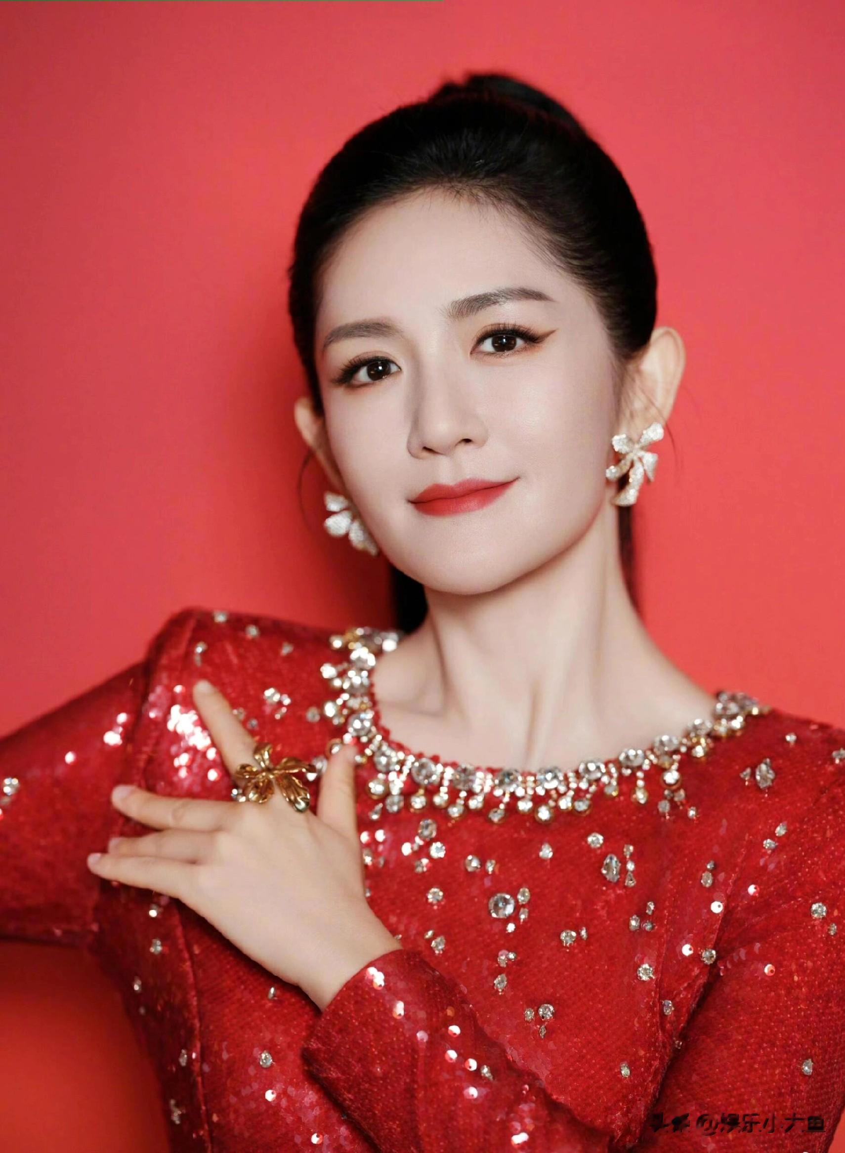 谢娜央视秋晚主持人，一袭束腰红裙明艳动人好漂亮！