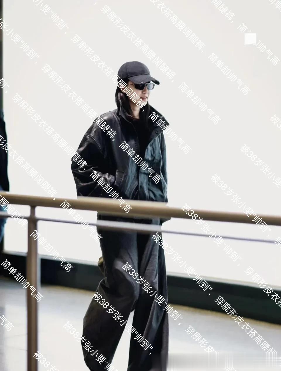 被38岁张小斐“帅到”，穿廓形皮衣搭高腰阔腿裤，简单却帅气高级