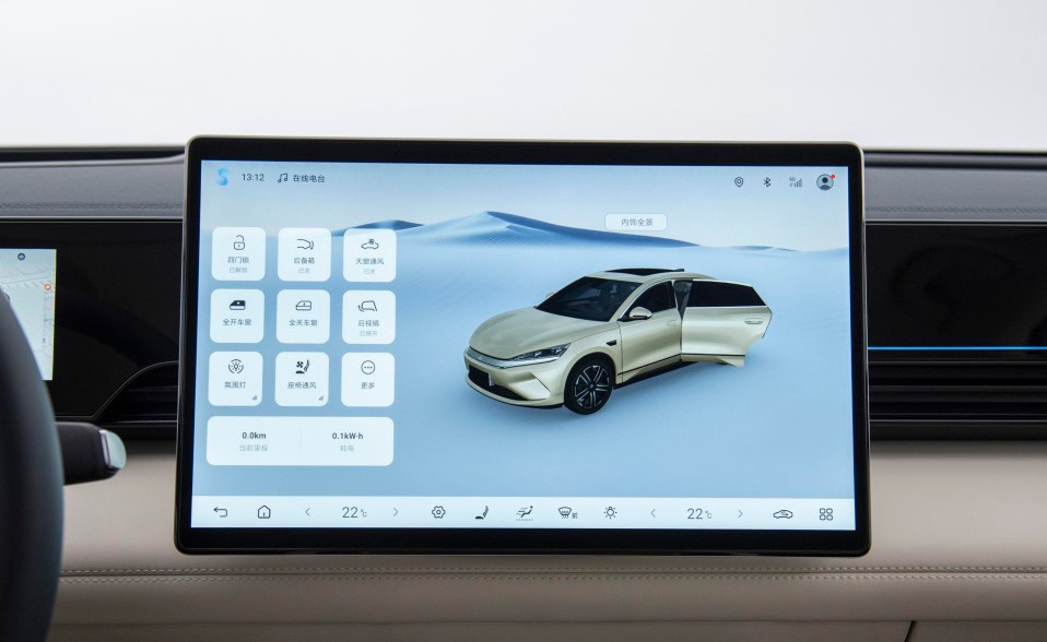 ?比亚迪“放大招”！“多巴胺”限定车衣，颜值不输小米SU7，仅售十万出头