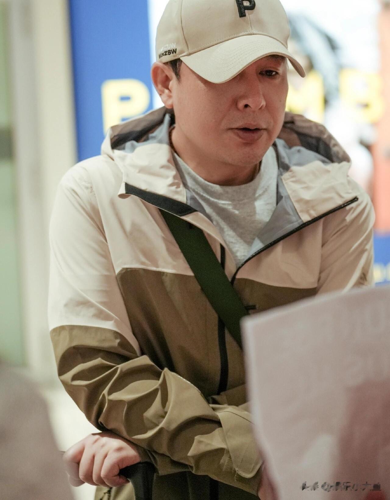 张颂文最新机场路透照,穿拼色冲锋衣戴着耳钉,看上去老了好多!