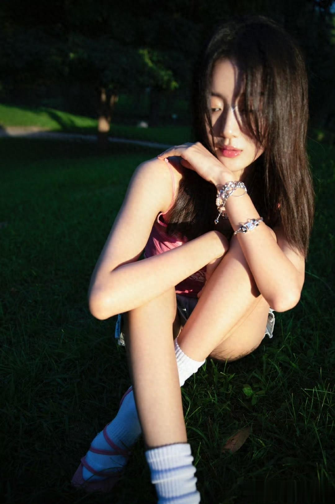 王梓薇,小白裙穿搭,大长腿好吸睛。