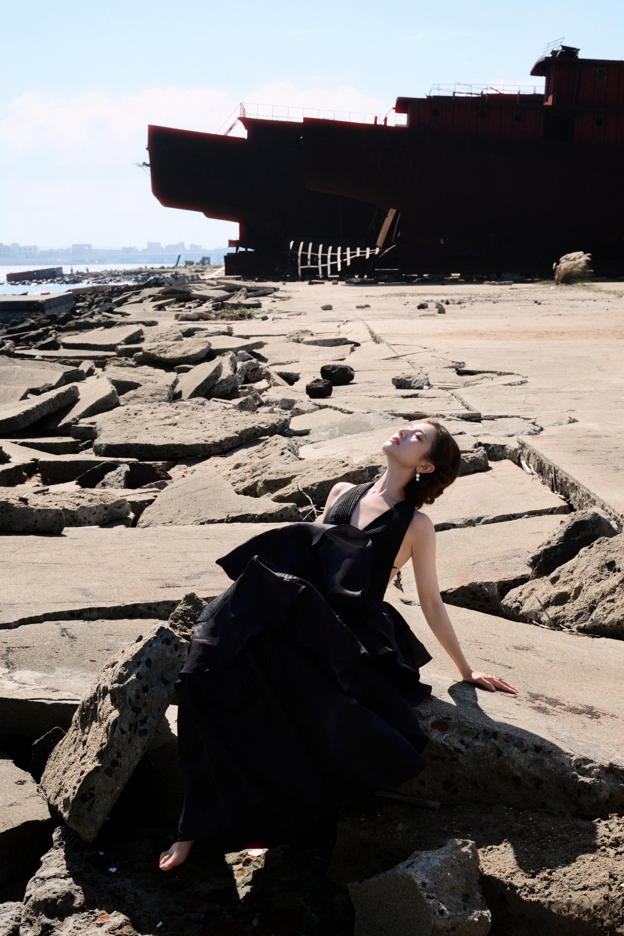 李兰迪纯黑深V挂颈连衣裙