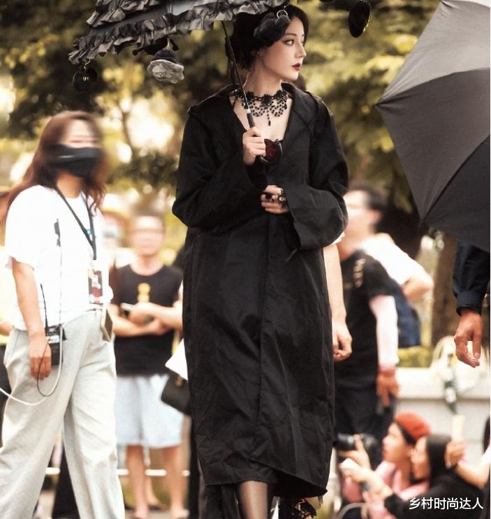 迪丽热巴黑色丝袜与肥大风衣的造型,简直绝了!