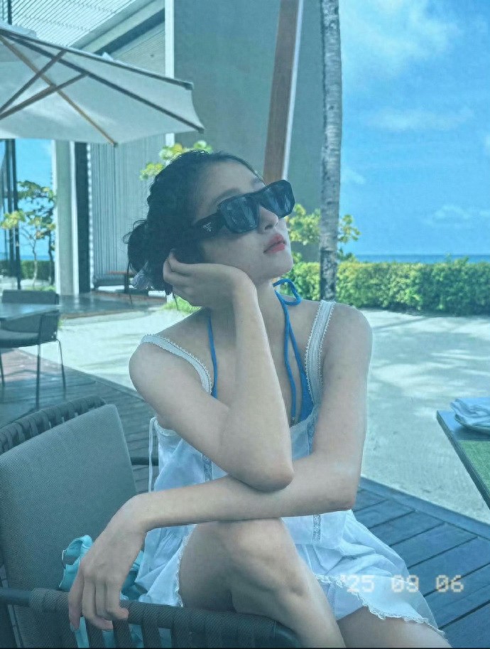 关晓彤罕晒素颜游泳美照，穿泳装全身零赘肉，腰臀比太绝了