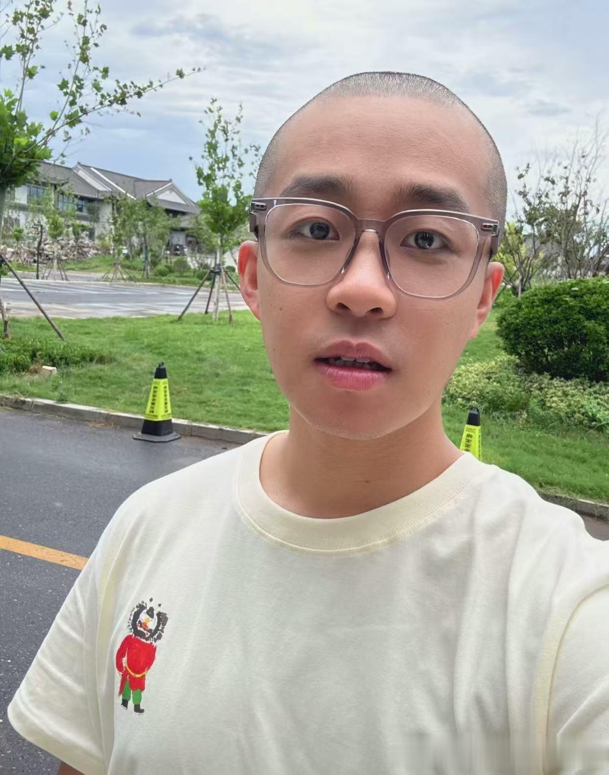 德云社张九龄剃光头，原因令人笑不活，被师兄弟骗了，说好一起的