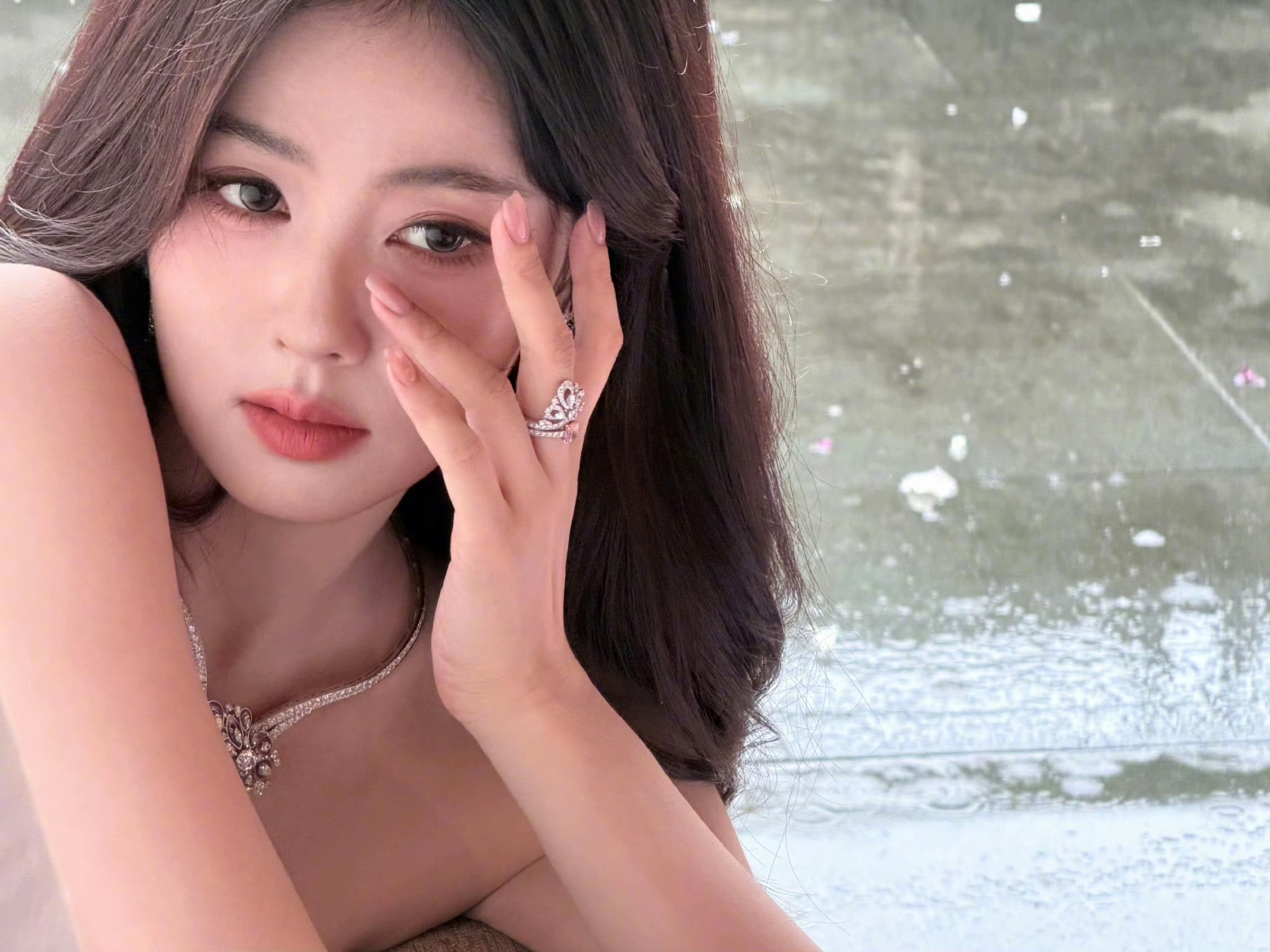 白鹿深V礼裙，懂的都懂…