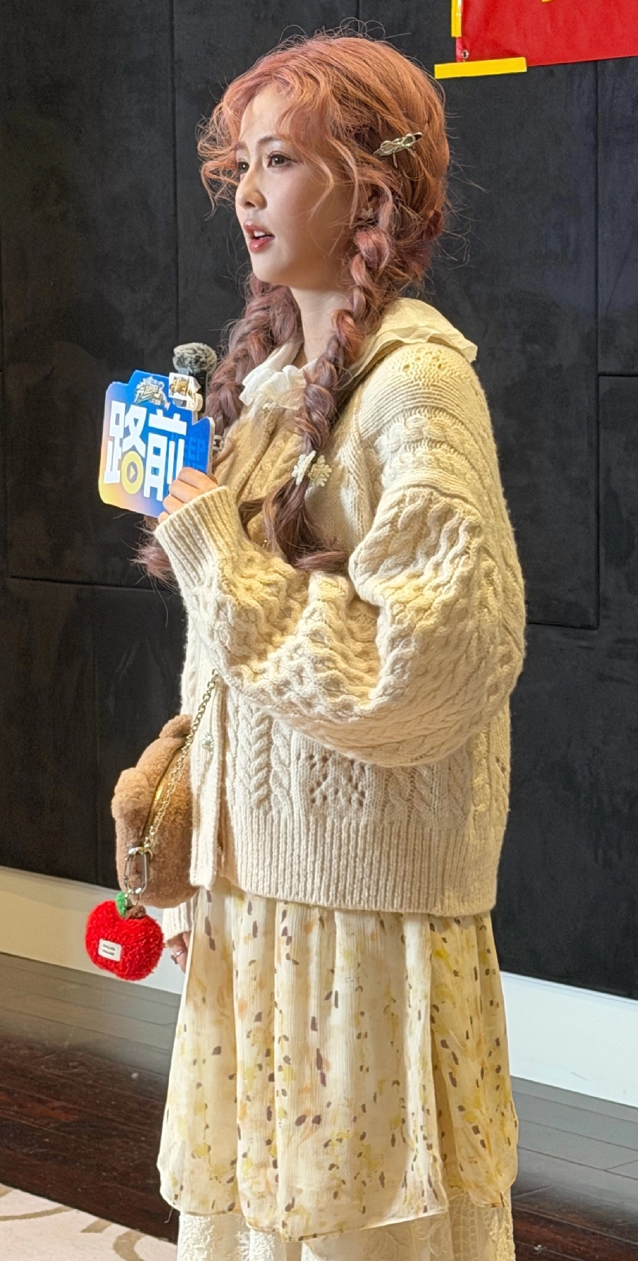 白鹿跑男路透,梳俩麻花辫,一身米色装扮,奶乎乎的很可爱