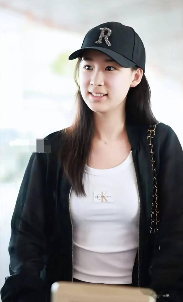 赵文卓一家三口回国！17岁大女儿自己推3箱大行李！比妈妈还高