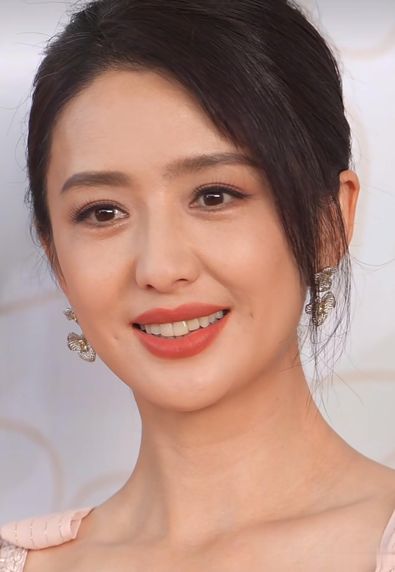 42岁佟丽娅活动怼脸拍！皮肤紧致 牙齿整齐，笑起来好甜，像28岁