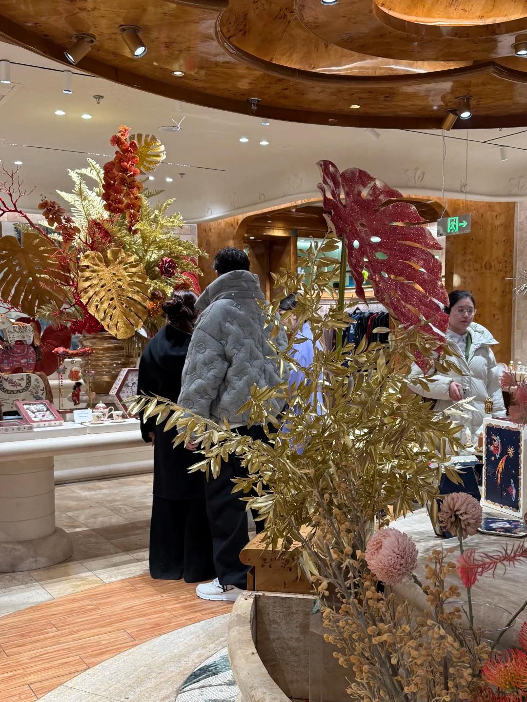 经超夫妇逛商场被偶遇！李琳暴瘦后脸垮断崖衰老，跟老公像两代人