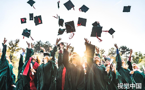 班长用班费旅游买潮牌，毕业那天我当众拿出账单给校长，他吓傻了