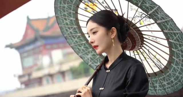 杨幂登上官媒杂志封面,她撑油纸伞在隆福寺拍照,她穿红色旗袍美