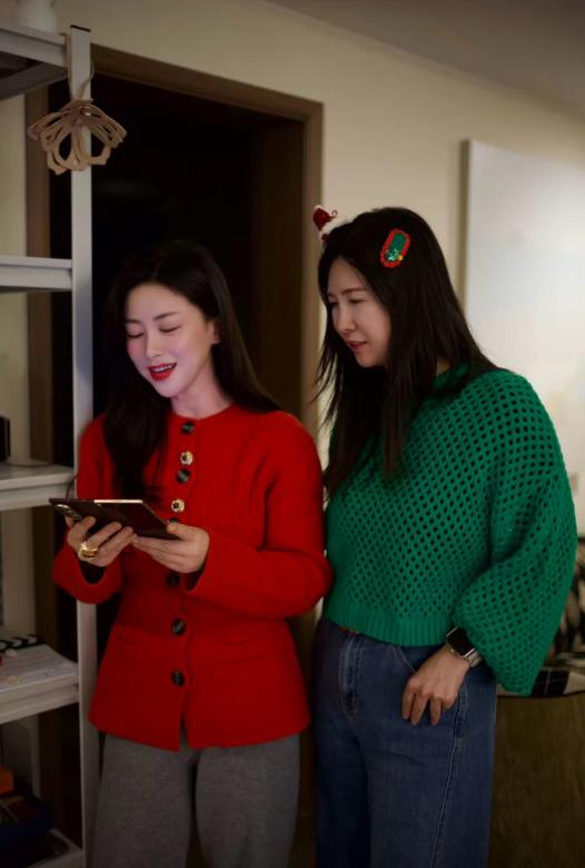 朱珠搂着老公过圣诞！4岁女儿挺小圆肚戴皇冠，岳父母现场夸女婿