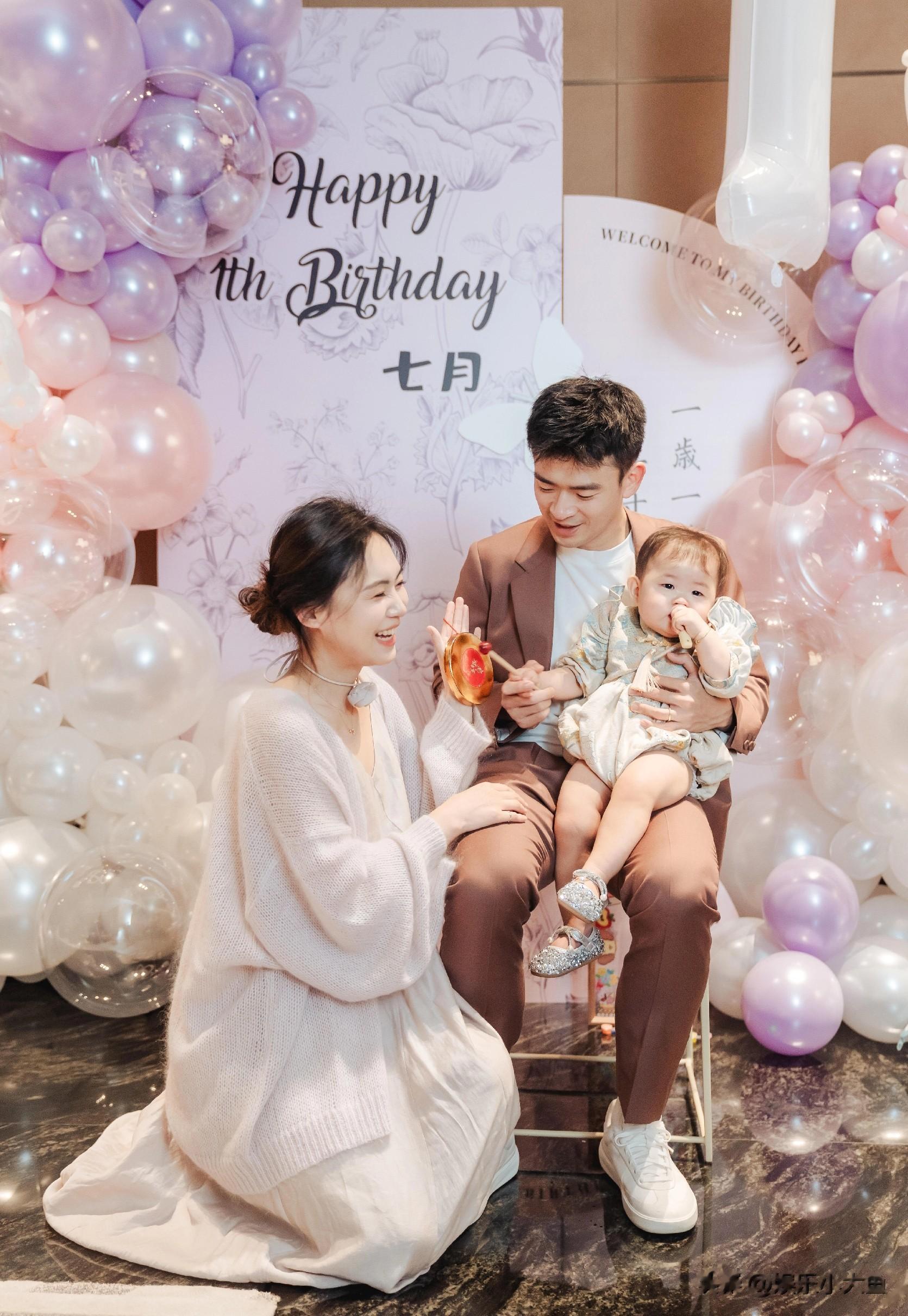 郑思维为女儿七月庆周岁生日,艾登帅气又可爱,一家四口好幸福