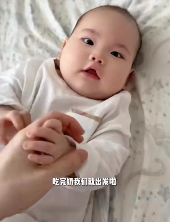 张檬小五带娃坐飞机，教科书级操作看呆网友：这届父母太会了