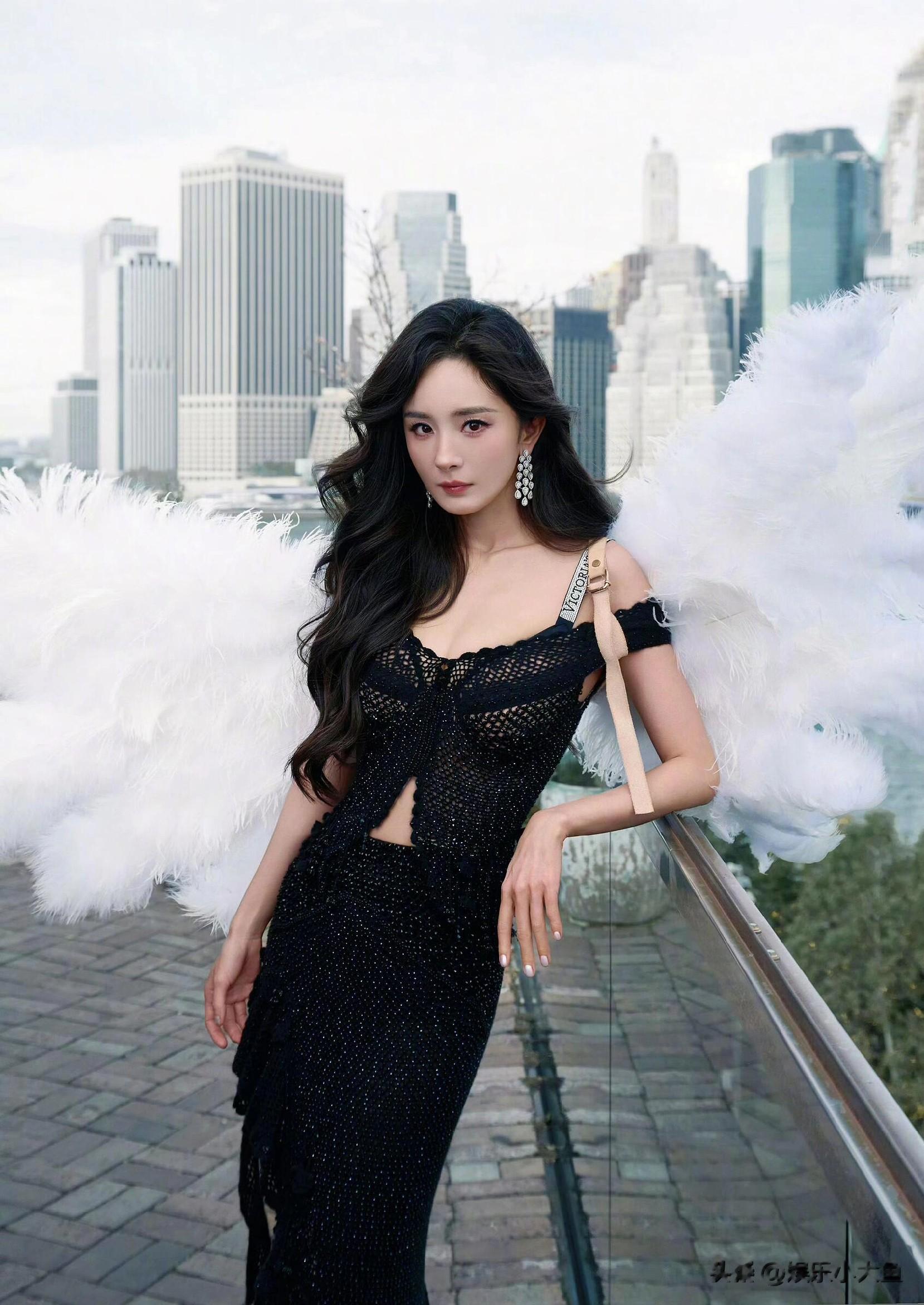 杨幂亮相维密大秀，黑色镂空裙装搭配长筒皮靴，冷艳飒爽女王范