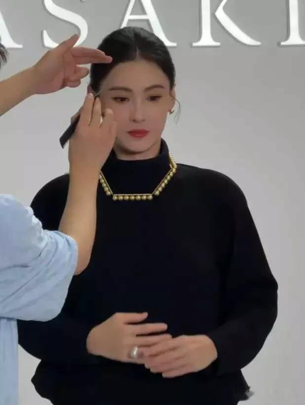 44岁张柏芝现身上海参加晚宴,生图头包脸美的太突出,不像仨娃妈