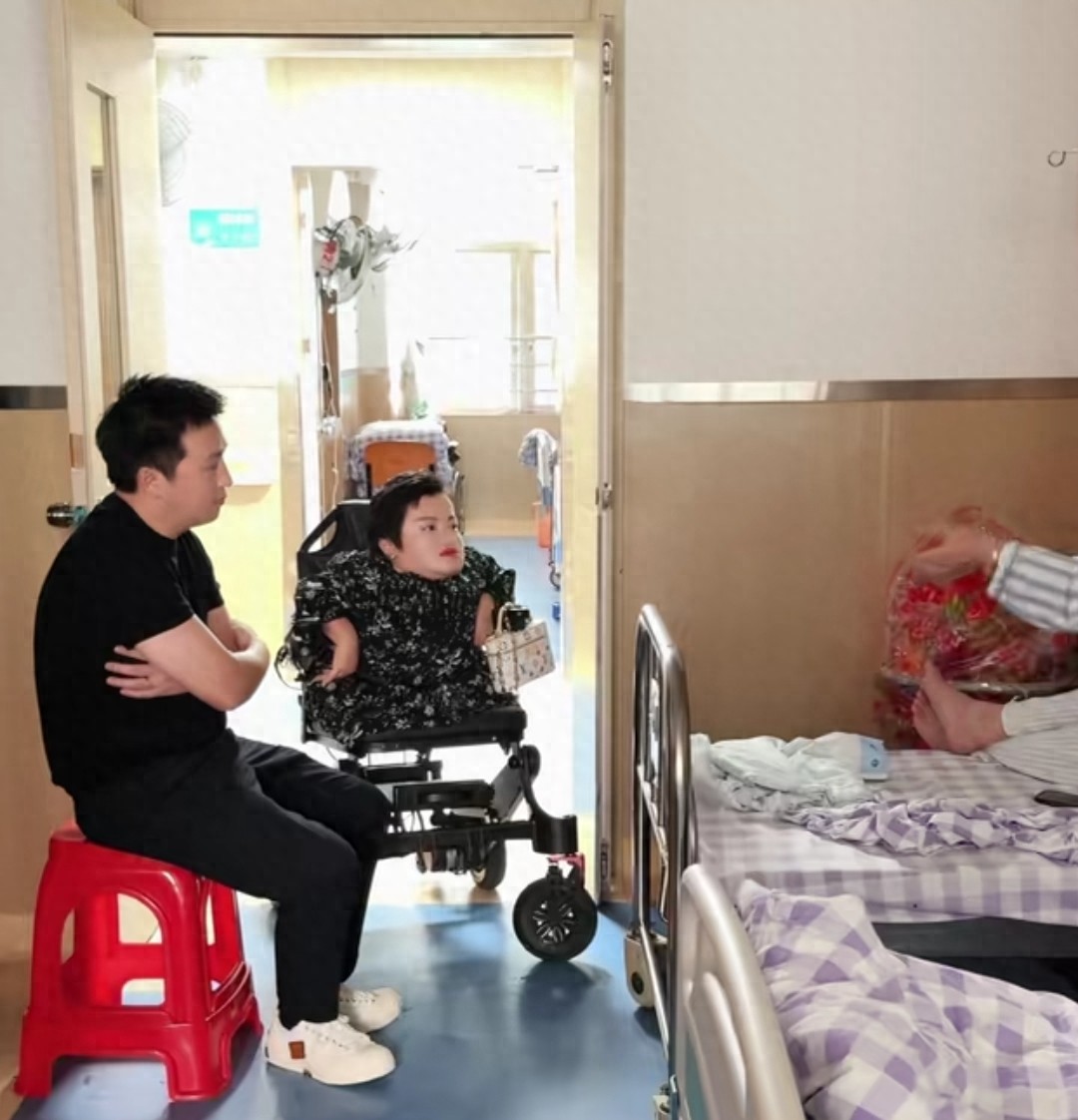 李喜梅给老公送四层人民币的蛋糕过生日，何伟豪高兴的合不拢嘴