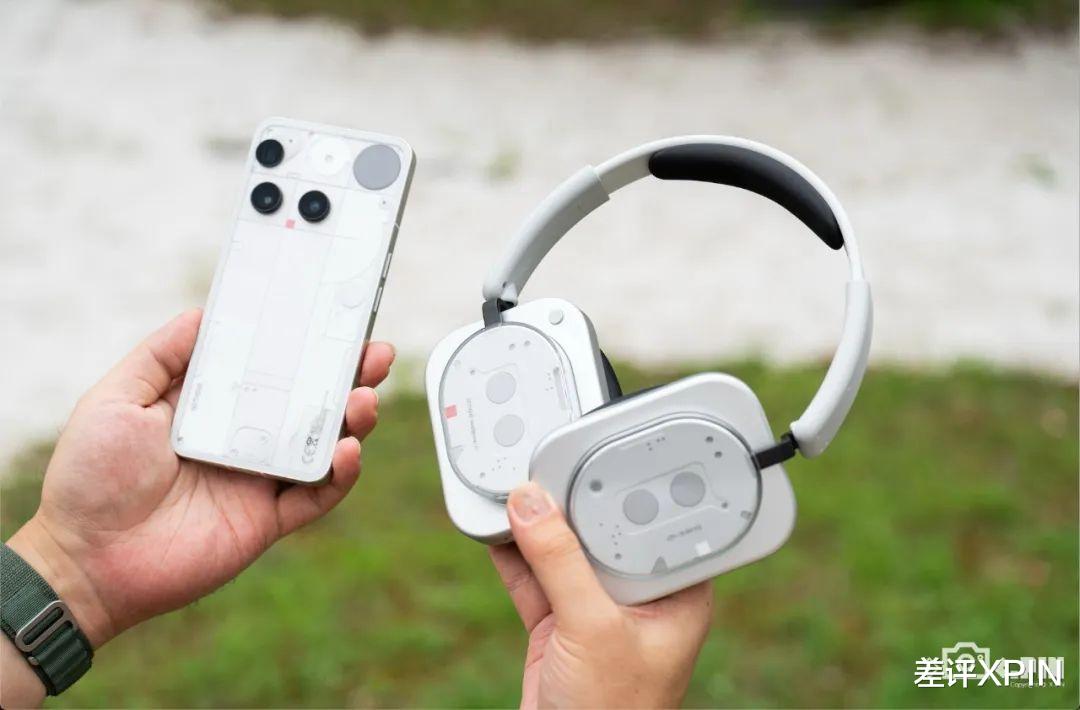 往手机里塞灯带的潮牌,又出了个怪耳机