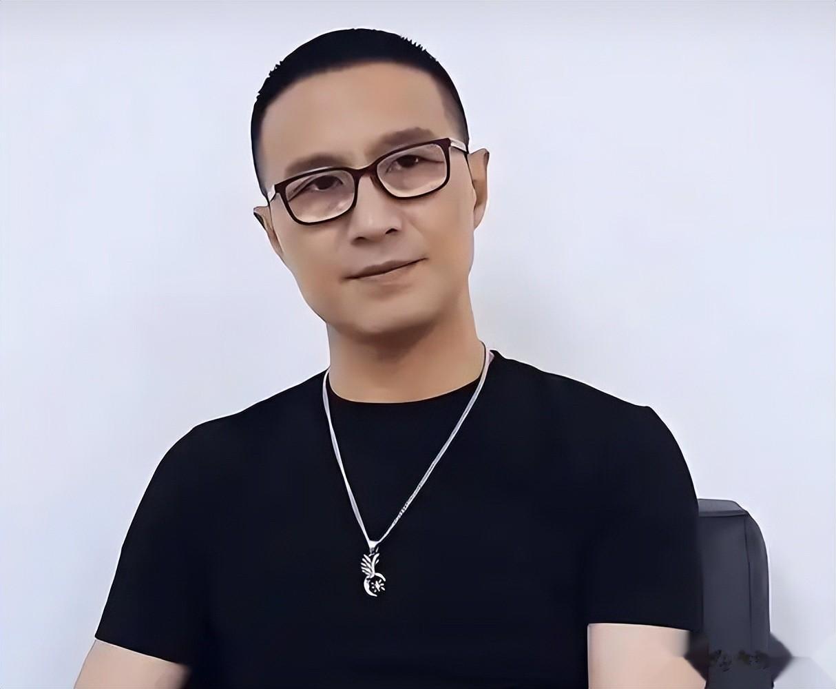 汪峰大女儿官宣恋情!男友身高190帮她提高跟鞋,沙滩拥抱好浪漫