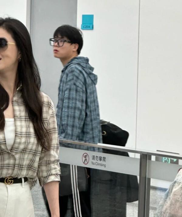 蒋欣近况曝光,脸凹又垂瘦成皮包骨,穿53块衬衫现身机场超惹眼