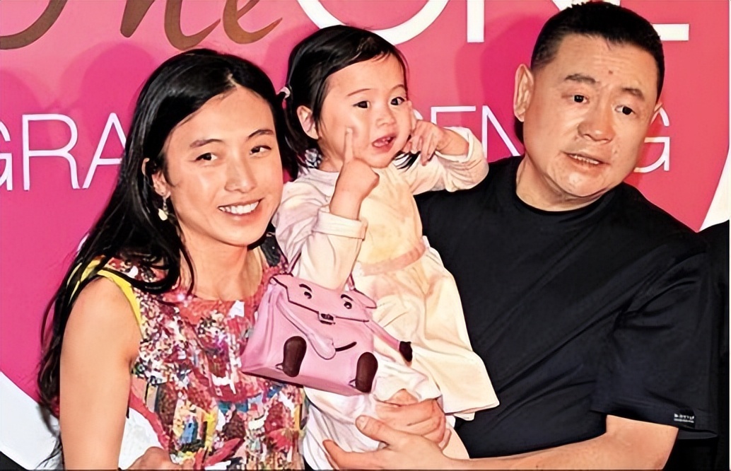 甘比17岁女儿：一脸富态，越长越像刘銮雄，比两个异母姐姐有福气