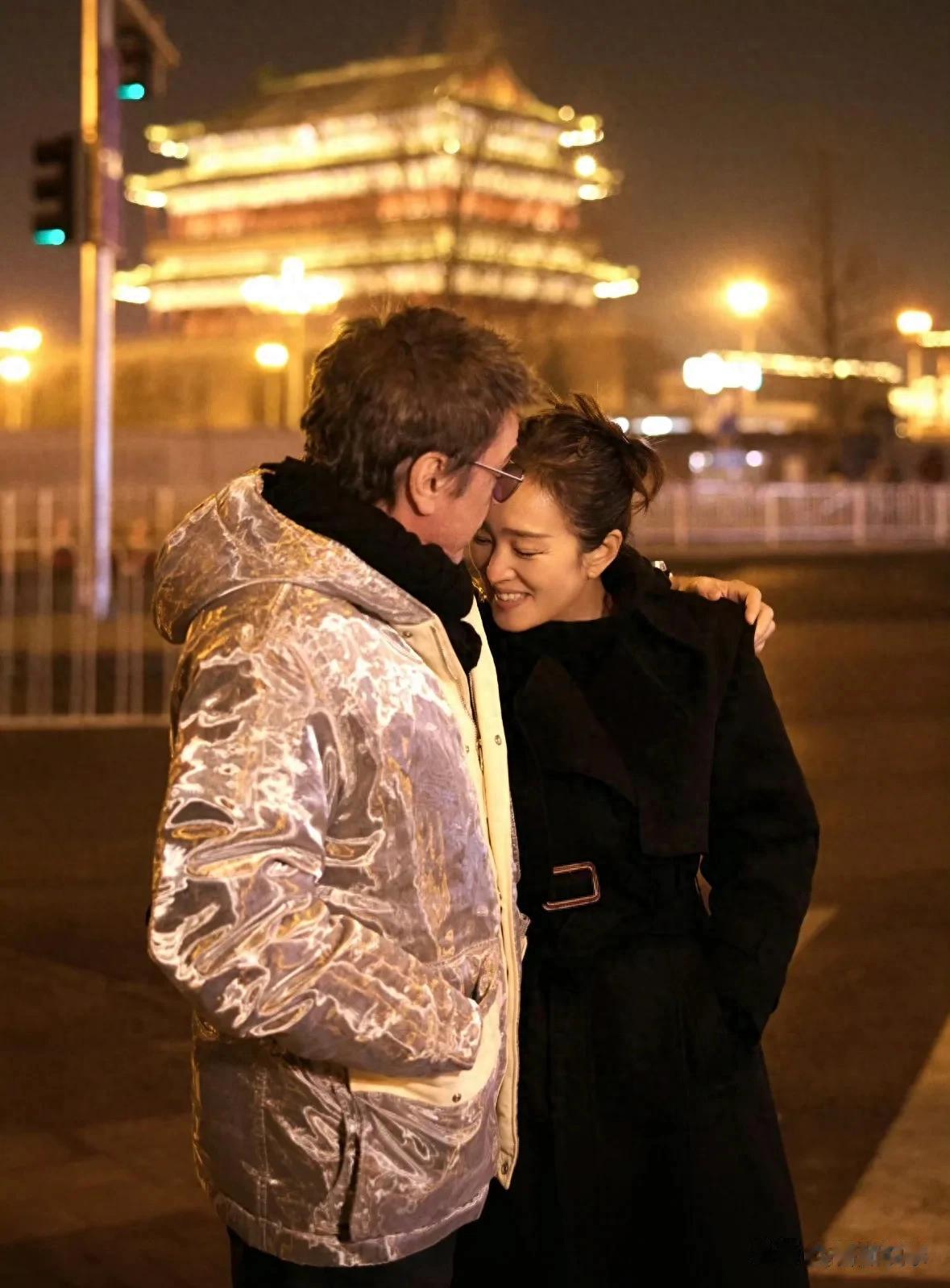 北京暴雪明星集体晒照，巩俐携老公在雪中漫游，何与侧颜帅成王子