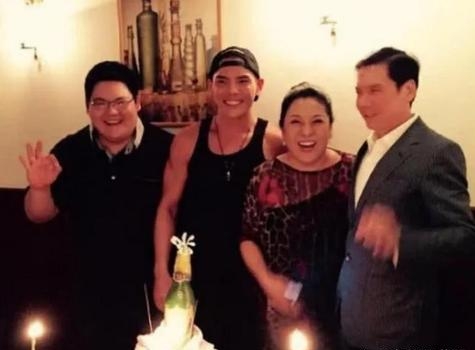 向华强迎77岁生日，儿子向佐晒一家四口合照，真是幸福又美满