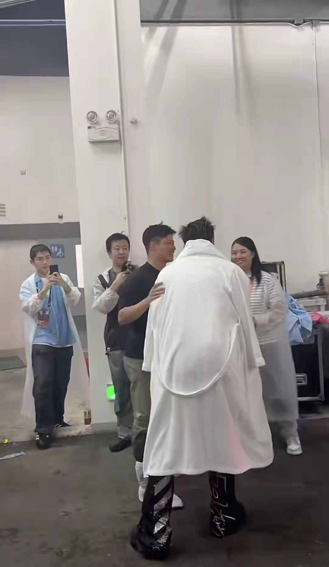 刘嘉玲调侃谢霆锋：广州暴雨为何不暂停演唱会？谢霆锋回复超搞笑