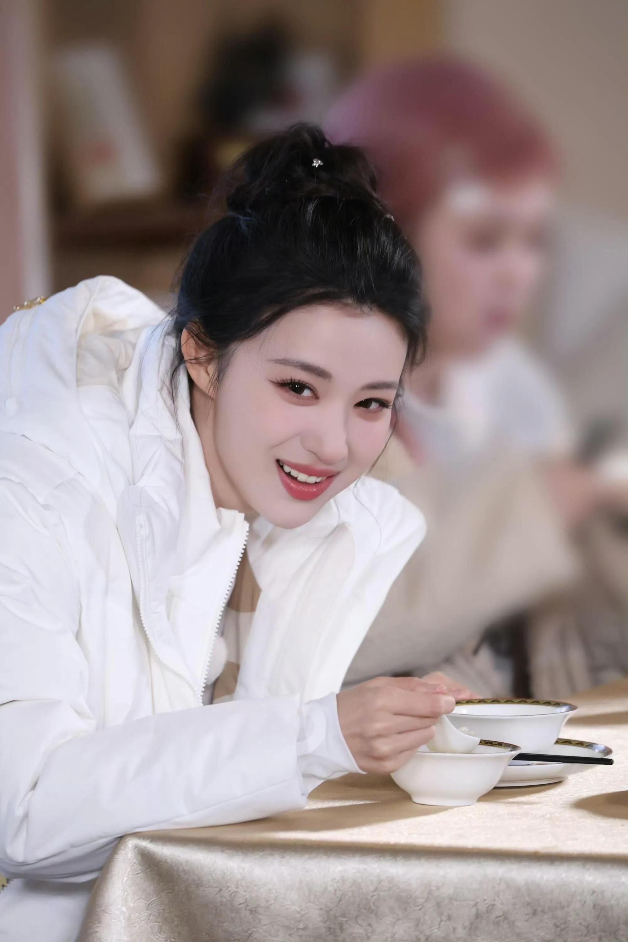 王楚然高度近视却坚持不手术，真实原因曝光，竟和童年经历有关！